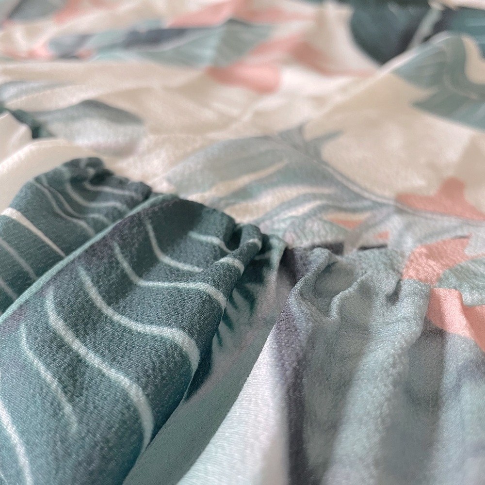 White romper with greenery and pink design - Picture 4 of 4